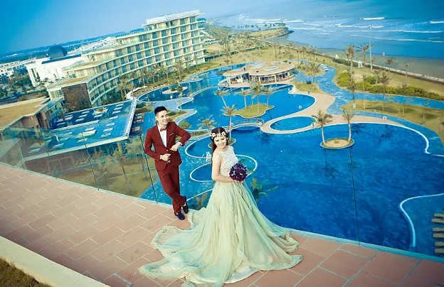 Bể bơi nước mặn tuyệt đẹp khi nhìn từ trên cao